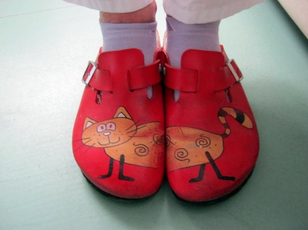 Обувките, с които проф. Гаврилова ходи в клиниката.