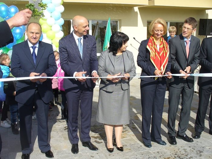 Официалните лица прерязоха лентата при откриването на обновения младежки център в Гълъбово.
