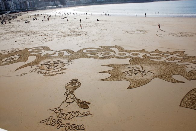 Творба на пясъчен художник в края на плажа Ла Конча