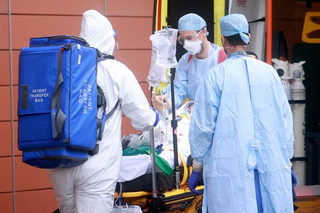 Медици докарват с линейка пациент с коронавирус в болница в Лондон.