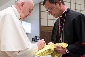Папа Франциск подписва фланелката