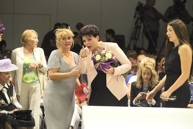 Весела Драганова (в средата), бивш депутат от НДСВ