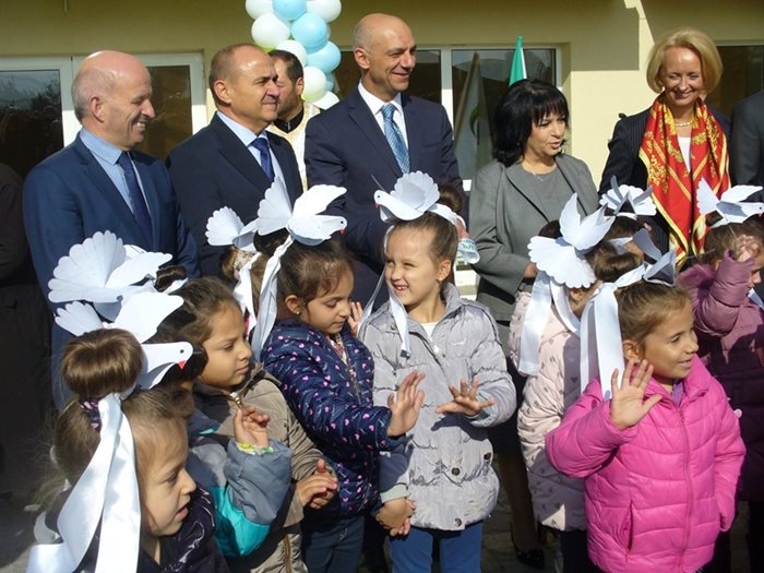 Накрая официалните гости се снимаха с малките гълъбчета - децата от детските градини на Гълъбово, които също дойдоха на празника.