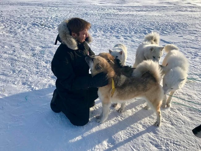 Миро гали кучета в Гренландия, където беше преди дни със съпругата си Ели.  СНИМКА: ЛИЧЕН ПРОФИЛ НА МИРО ВЪВ ФЕЙСБУК