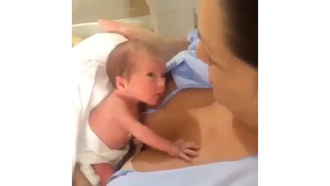 Трогателната реакция на новородено, което вижда майка си за първи път (ВИДЕО)