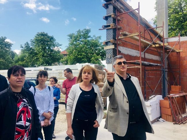 Столичният кмет Йорданка Фандъкова провери строителството на нова сграда на училището в Мрамор.  СНИМКА: СТОЛИЧНА ОБЩИНА