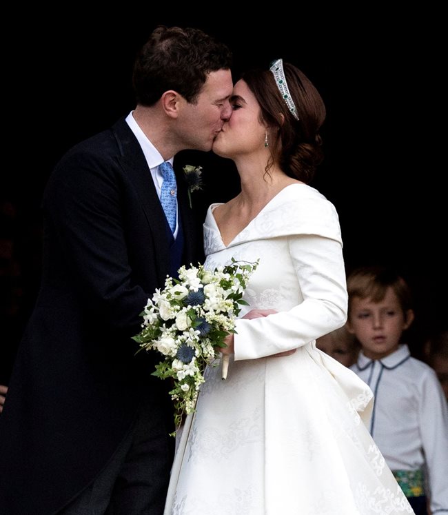 Младоженците се целуват след сватбата. СНИМКИ: РОЙТЕРС