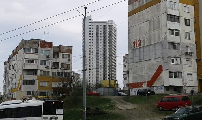 Средната възраст на жилищата в България е около 50 години, тъй като най-голямата част от тях са посторени през периода 1971 - 1990 г. 