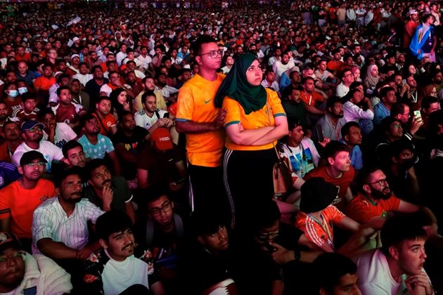 Десетки хиляди наблюдават първия мач на световното във фен зоната