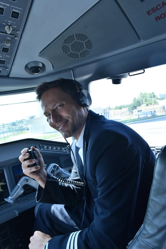 Орлин Павлов успява буквално да влезе в обувките на пилот, като облича униформа, влиза в кабината и дори говори по радиостанцията.
СНИМКИ: ФОТОКРЕДИТ НА ПРОДУКЦИЯТА