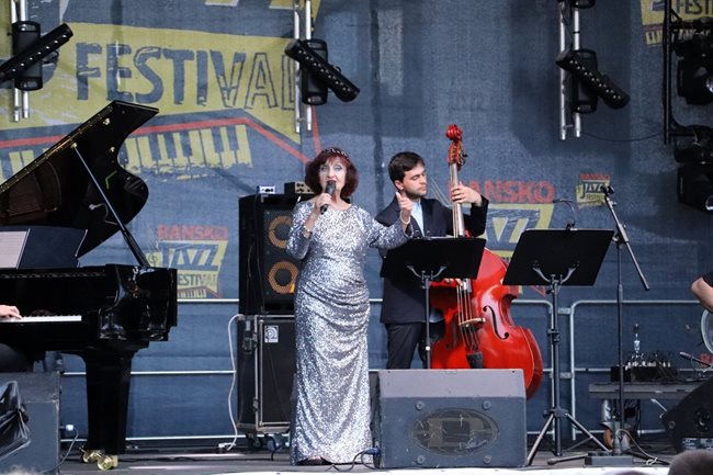 Мими Николова на сцената на джаз феста в Банско.