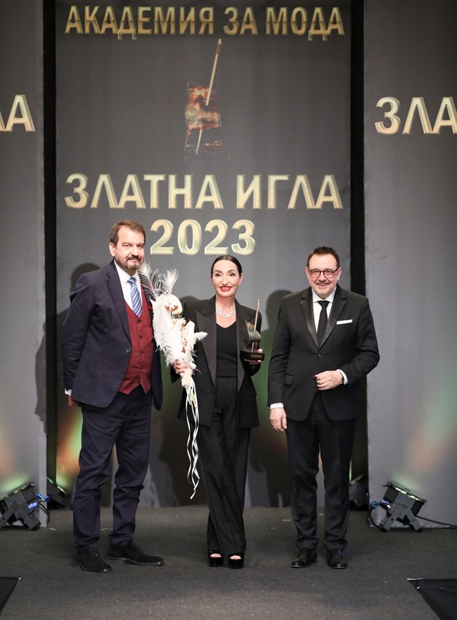 Проф. Любомир Стойков заедно с Елена Кристиано, която получи приза в категория „Цялостен принос“ и Ники Кънчев.