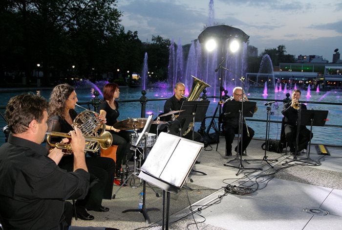 Наградата за туризъм беше връчена под звуците на пловдивската опера пред Пеещите фонтани.