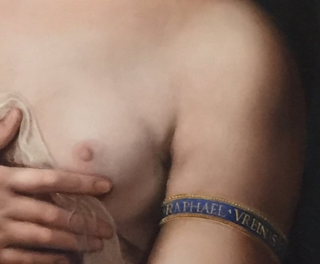 Детайл от картината “Форнарина”, на който се вижда лентата с името на художника на ръката на момичето. 
СНИМКА: УИКИПЕДИЯ