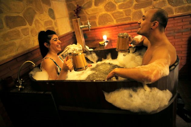 Двойка се наслаждава на бирено спа в Гранада, Испания.
СНИМКА: РОЙТЕРС