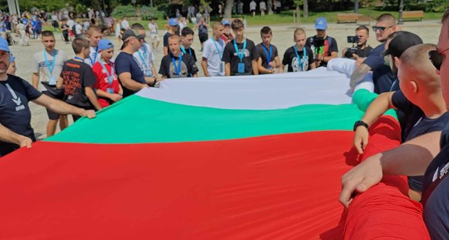 Участниците в шествието за семейството разпънаха огромно българско знаме.