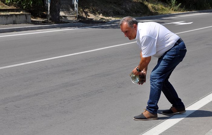 Шефът на пътната агенция Светослав Глосов по традиция лисна менче с вода на ремонтираната отсечка.