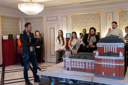 Дарин Ангелов и Биляна Петринска показаха гримьорните на посетители на Народния театър
