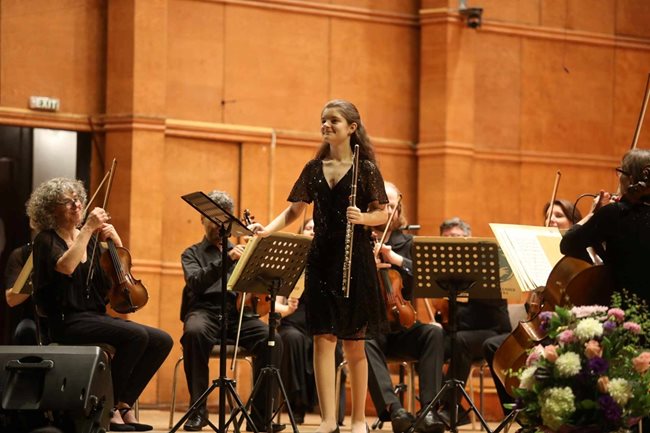 12-годишната флейтистка Мина Кирилова също се включи в концерта нна Английския камерен оркестър като солист на прочута сюита на Бах.

Снимка: Николай Литов