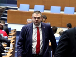 Пеевски отговори на Петков: Той е като един пудел, който ще драска по вратата на Борисов в Банкя