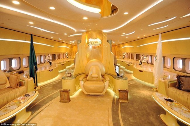 Принцът има позлатен трон в самолета си.