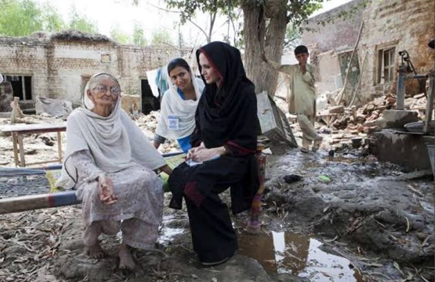 Анджелина Джоли в Пакистан след наводненията Снимка: Twitter/@fambanglani