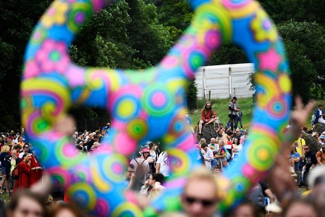 Хиляди почитатели на прочутия летен фестивал Гластънбъри във Великобритания оформиха знака на мира в опит за неофициален рекорд. Снимка: Ройтерс