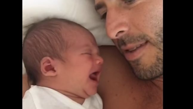 Баща показа как се успокоява плачещо бебе (видео)