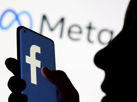 Доклад: Фейсбук пречи на работата, руши съня на 360 млн. пристрастени