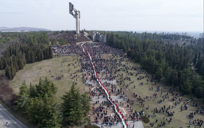 Предишният рекорд за най-голямо национално знаме в България бе ушитият  в Стара Загора 300-метров трибагреник.

СНИМКА: ВАНЬО СТОИЛОВ