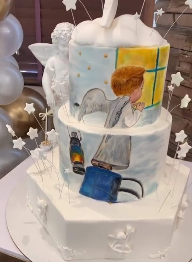 Триетажната торта е с изрисуван ангел