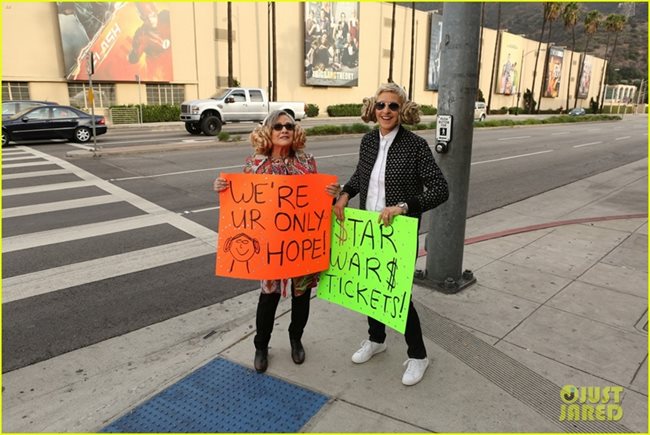 Кари Фишър и Елън Дедженеръс в комедийното шоу на Елън - двете продават билети на улицата за премиерата на седмата част на "Междузвездни войни".