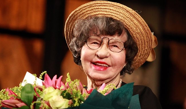 Тази вечер Стоянка Мутафова ще приема поздравление на сцената на театър "Сълза и смях" за 95-годишнината си. Очаква се и да получи документ, в който ще се обяви, че официално ще се състезава за вписване в "Гинес" като най-възрастната играеща актриса.