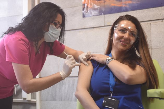 София Йорданова, главен акушер в "Майчин дом" и завеждаща COVID отделението, е първата имунизирана с ваксината на "Модерна" СНИМКИ: Велислав Николов