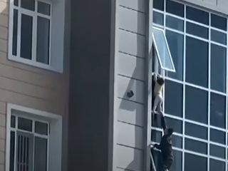Мъж спаси 3-годишно дете, висящо от прозорец на 8-ия етаж (Видео)