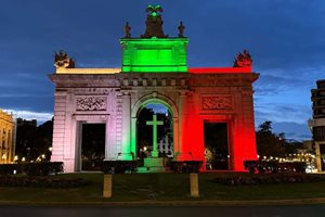 Емблематичната Puerta del Mar във Валенсия - за първи път символът на испанския град бе осветен в цветовете на българското знаме.