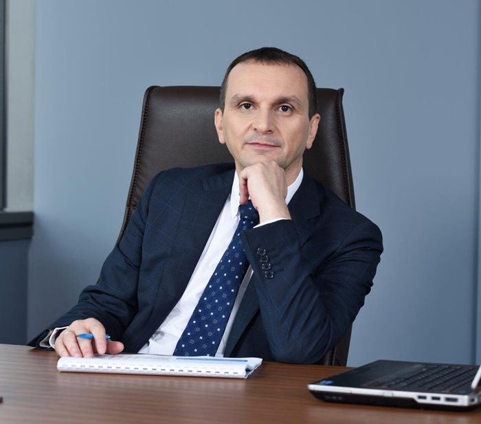 Коста Чолаков, главен изпълнителен директор на ДЗИ при получаването на отличието