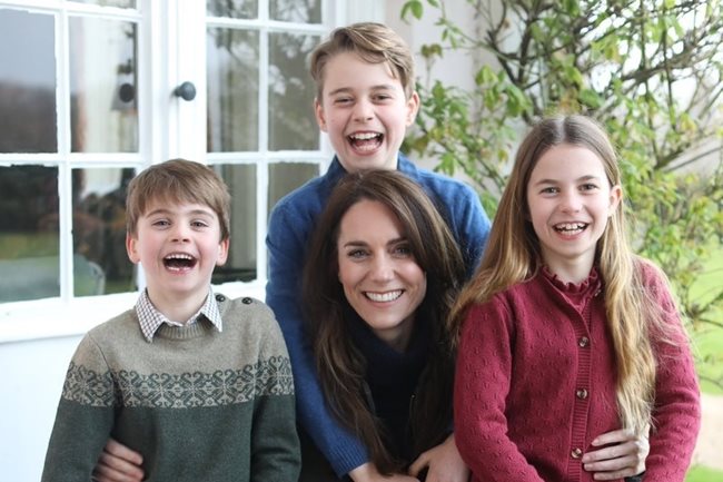 Кадърът е направен от британския престолонаследник и на него Кейт е с трите си деца - принцовете Джордж и Луи и принцеса Шарлот.
Снимка:@KensingtonRoyal, туитър
