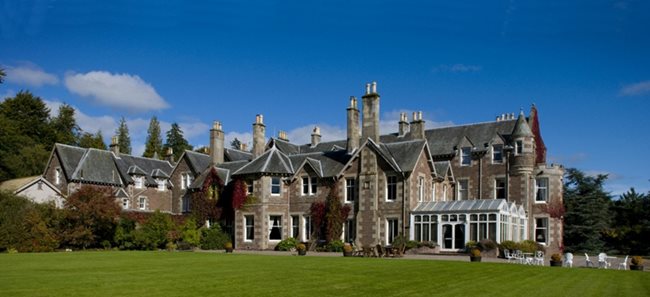 Тенисистът Анди Мъри се ожени  в собствения си хотел Cromlix, близо до родния му град Дънблейн. Сградата е  построена през 1874 г. Преди три години Мъри я купува за близо  3 млн. долара, влага милиони  и я превръща в най-луксозния  хотел в Шотландия.