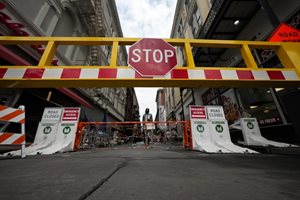 Повечето улици в града са преградени заради мерките за сигурност.