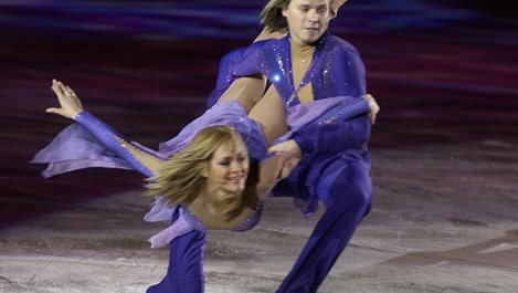 Албена Денкова заедно с Максим Стависки  танцува на лед в “Арена Армеец”
