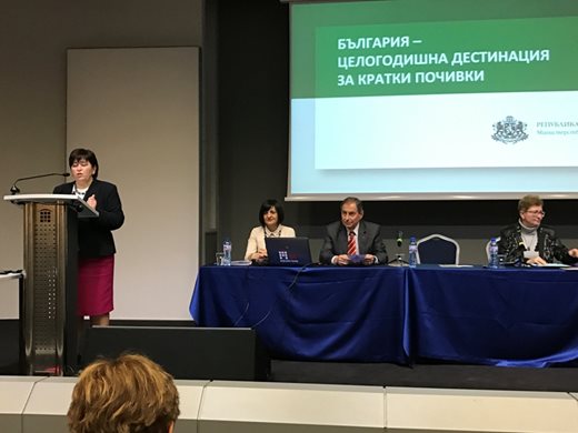Министър Балтова: Трябват ни “Смарт почивки” с онлайн резервация до 100 секунди за България