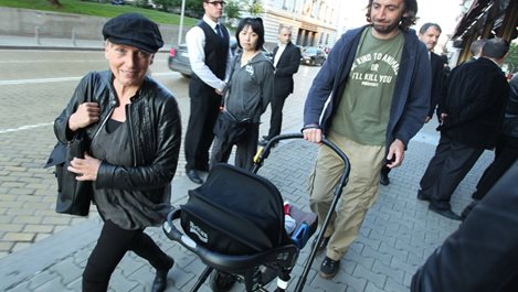 Елена Йончева отиде с бебето си на 50-годишнината на Станишев (галерия)