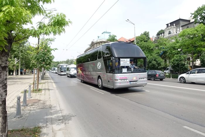 Превозвачи в туризма, с така наречените „случайни превози“, изкараха автобусите си за шествие и в София СНИМКИ: Ники Литов