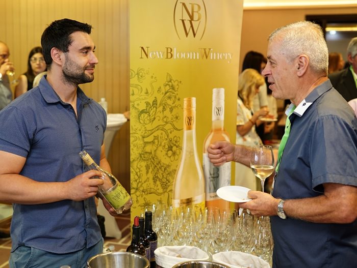 Мениджърите от туризма опитаха вината на New Bloom Winery от едноименната серия New Bloom.