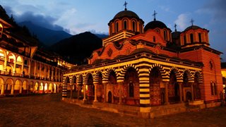 Нели Конуей: Ангелите пазят светите места в България