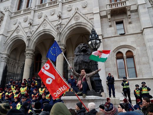 Хиляди унгарци протестираха срещу "проект за робския труд" (Снимки)