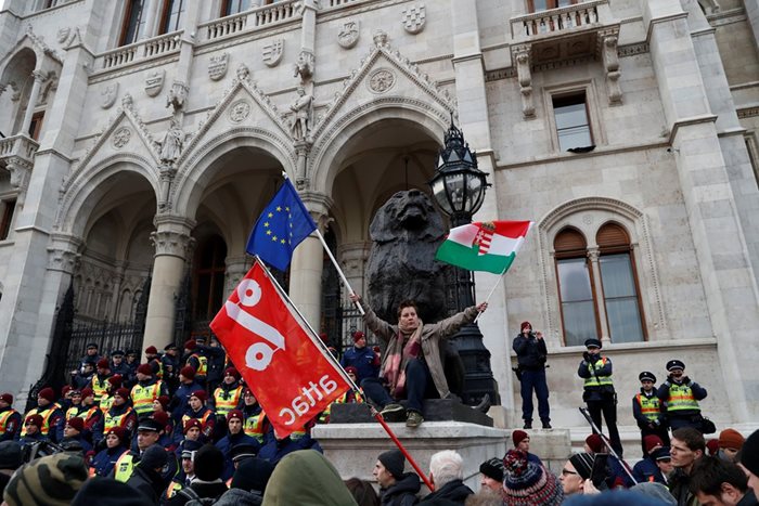 Хиляди унгарци протестираха днес срещу проекта за нов кодекс на труда СНИМКИ: Ройтерс