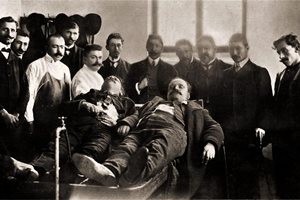 Поклонение пред телата на Борис сарафов и Иван Гарванов (вдясно)