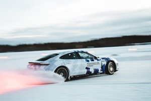 Porsche със световен рекорд на Гинес за най-дълъг леден дрифт